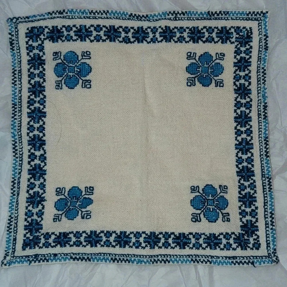 4 Tea Napkins - Picture 6 of 7